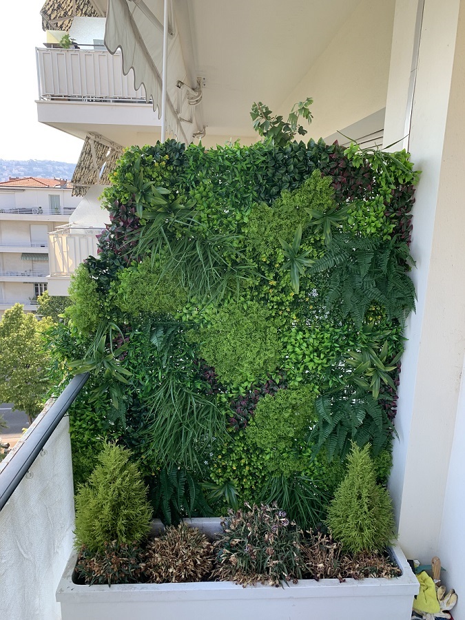 Un mur végétal synthétique utilisé pour une séparation de balcon 